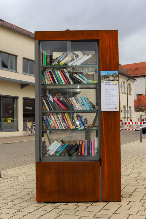 Öffentlicher Bücherschrank auf dem Dorfplatz erfreut sich großer Beliebtheit