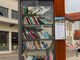 Öffentlicher Bücherschrank auf dem Dorfplatz erfreut sich großer Beliebtheit