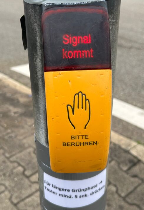 Fußgängerüberweg an der Ampelkreuzung - Verlängerte Grünphase