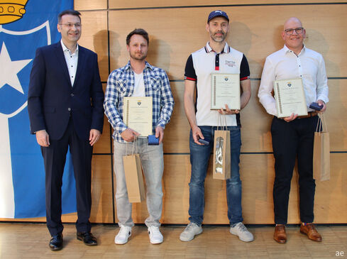 Bürgermeister Frank Burkard verleiht vier kommunale Ehrenmedaillen